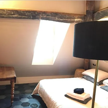 Pink Nest On The 7th Floor By Stairs Parigi