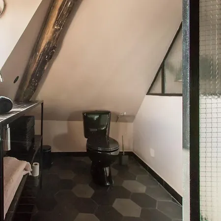 Pink Nest On The 7th Floor By Stairs Parigi